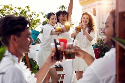 Amigos vestidos de blanco celebrando