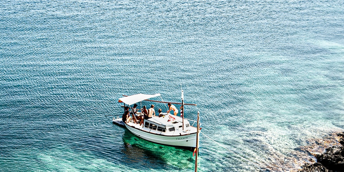 Una barca en el mar
