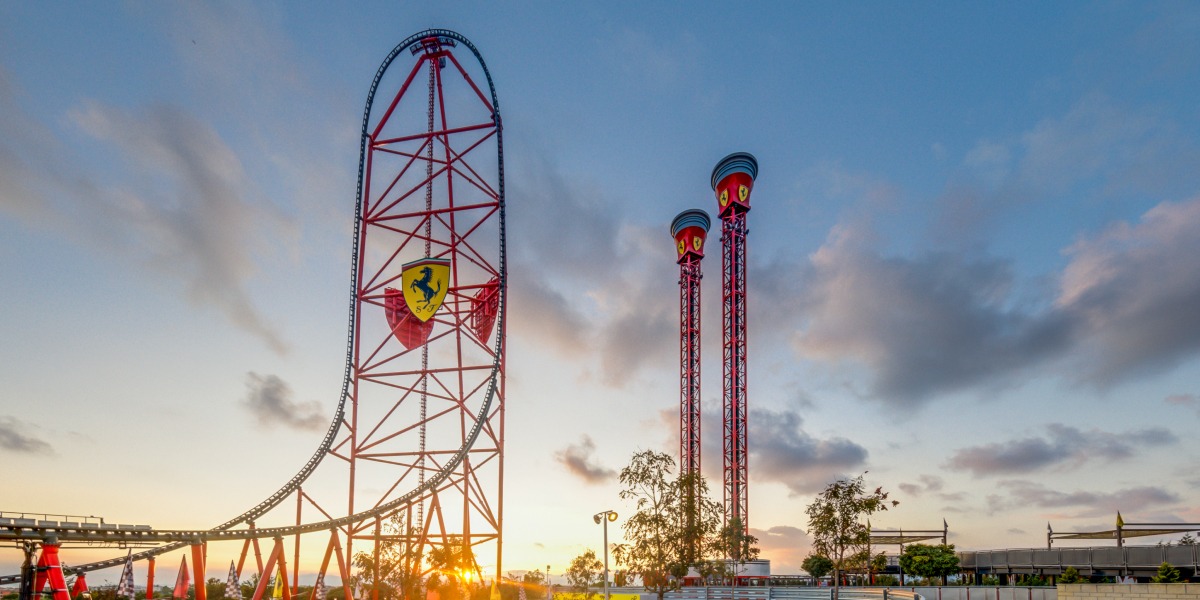 Atracción Red Force de Ferrari Land en PortAventura World al atardecer