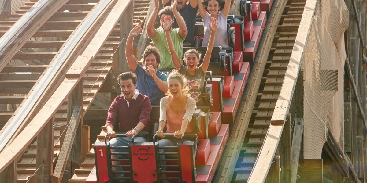 Familia gritando con los brazos en alto en una montaña rusa de PortAventura
