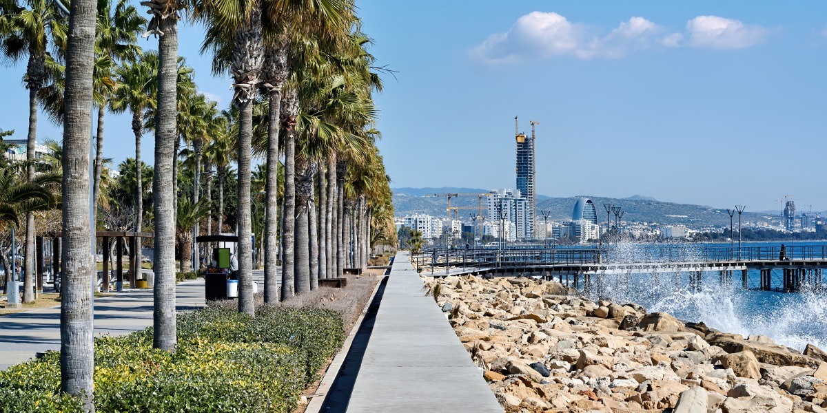 Paseo marítimo de Salou con palmeras y vistas al mar, cerca de PortAventura World